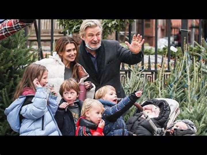 Alec & Hilaria Baldwin Pose With All 7 Of Their Kids In ‘Epic Fail’ Family Thanksgiving Photo
