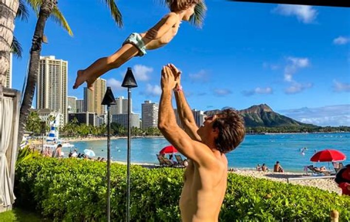 Amelia Hamlin Says ‘Aloha’ In Sexy Black Bikini While Vacationing In Hawaii — Photos