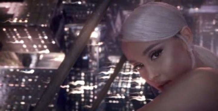 Ariana Grande Dissed On Twitter For Mocking Fan’s Dirty Thumb – Hollywood Life