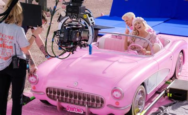 Behind The Scenes With Robbie Amell – Hollywood Life