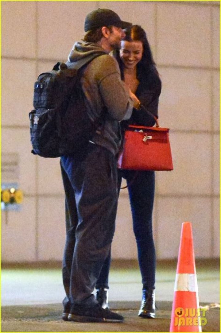 Bradley Cooper & Irina Shayk Share Steamy Kiss In Italy — PDA Pic