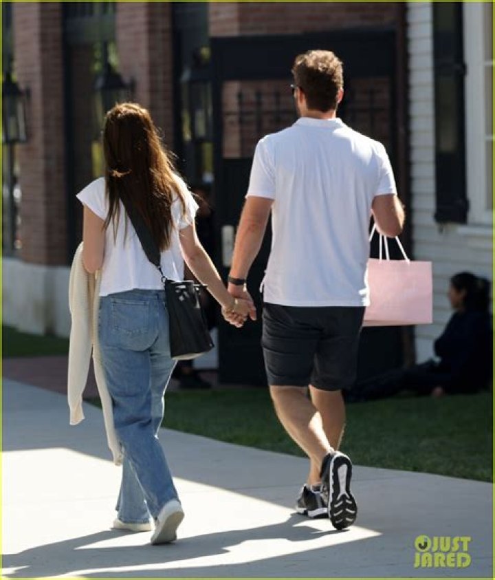 Chris Pratt & Katherine Schwarzenegger Pack On The PDA During Hawaii Honeymoon — Pics