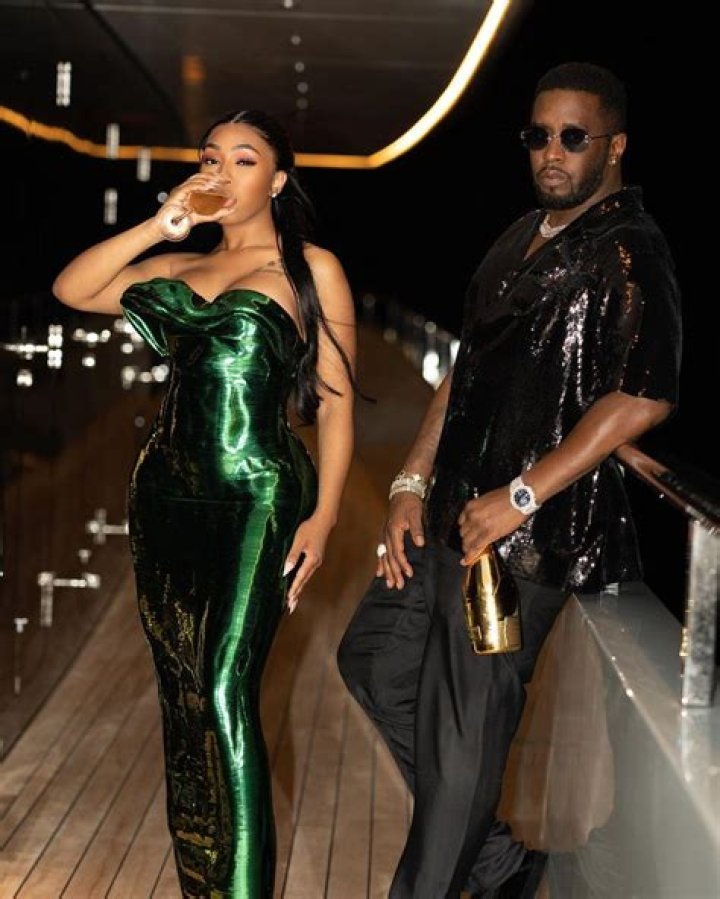 Diddy & Yung Miami Seen Holding Hands In Photo – Hollywood Life