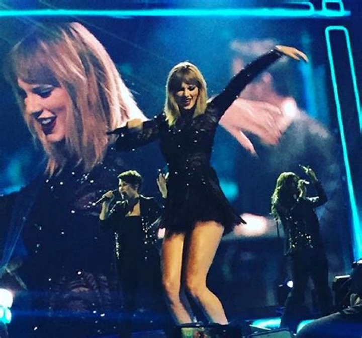 DirectTV’s Super Saturday Night Taylor Swift Concert — PICS