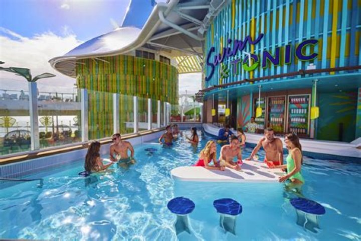 Does GR Solaris have a swim up bar?