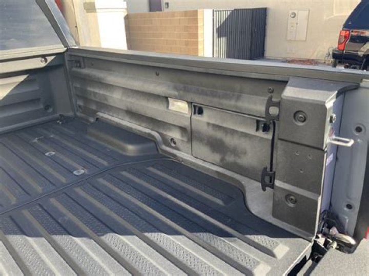Does the Honda Ridgeline have a locking tailgate?