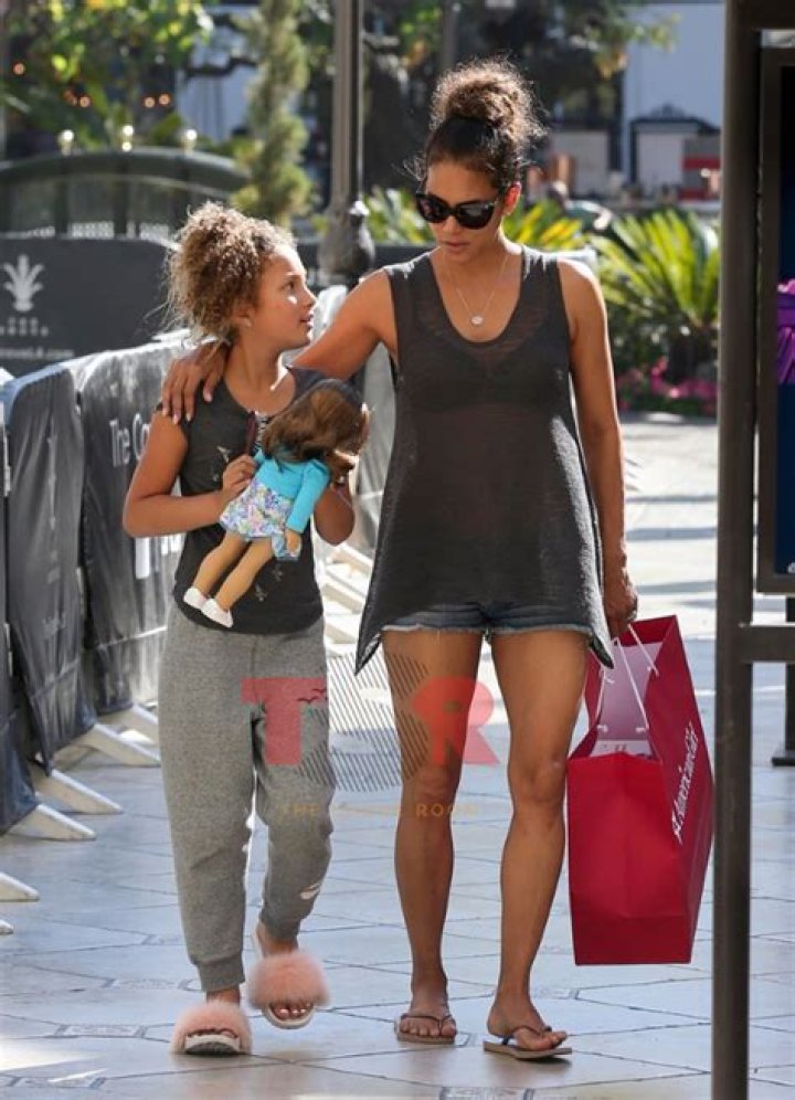 Halle Berry & Daughter Go Shopping In New Photos – Hollywood Life