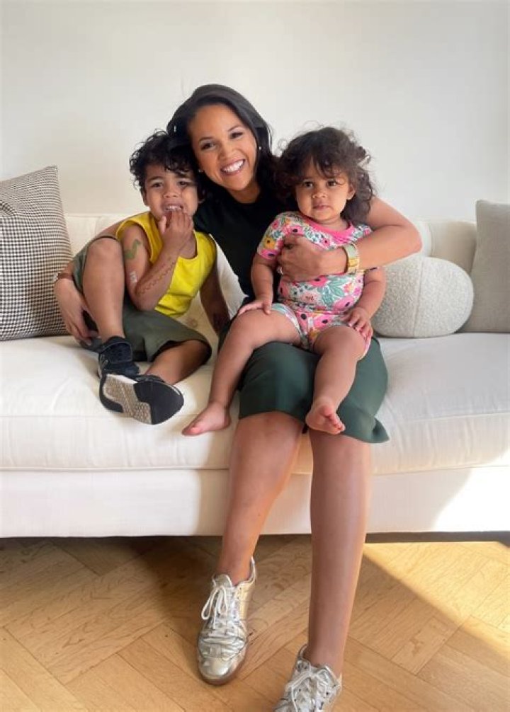 
Here Is Why Fans Think CNN’s Laura Jarrett Is Pregnant In 2022, Detail About His Husband & Children 