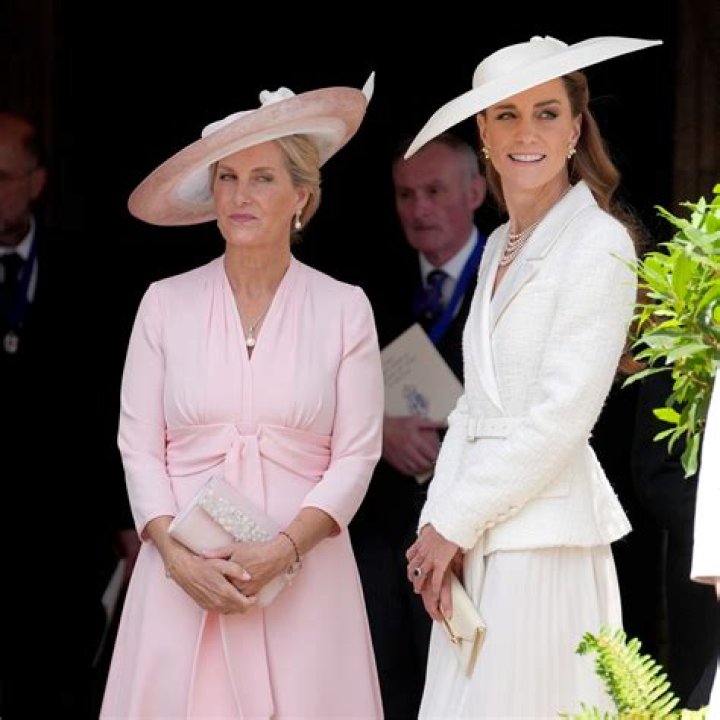 How is Duchess of Alba related to Queen Elizabeth?
