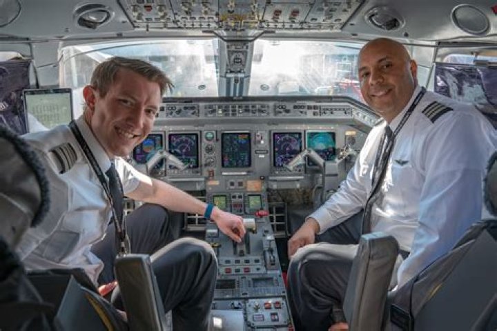 How much do pilots for United Airlines make?