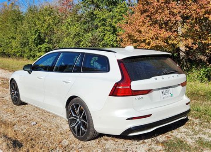 How much is it to lease a Volvo V60?