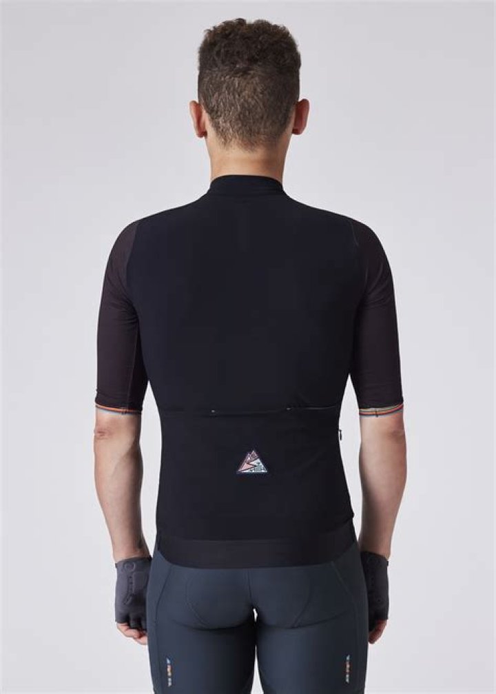 Is black cycling jersey hot?