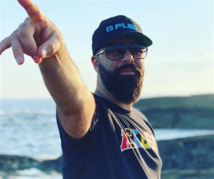 
Is Keemstar Married to Wife? Or Dating a Girlfriend? 