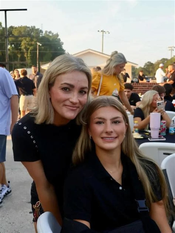 Jamie Lynn Spears Daughter Ivey Comforts Her Amid Conservatorship Drama – Hollywood Life