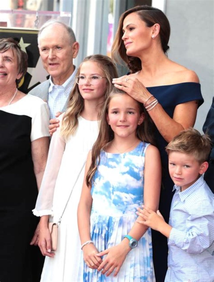 Jennifer Garner Has A ‘Backyard Campout’ With Her & Ben Affleck’s Kids – Pic