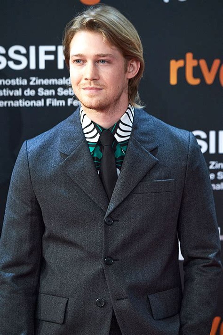 Joe Alwyn Reveals Long Hair At San Sebastian Film Festival — See Pic – Hollywood Life