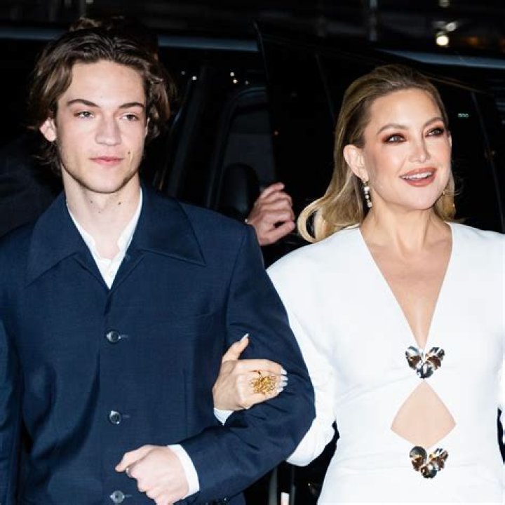 
Kate Hudson Shares a Hilarious, NSFW Way to Order a Dirty Martini 