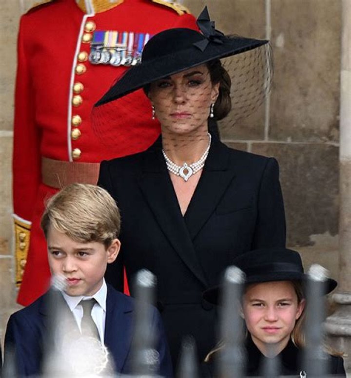Kate Middleton Honors Queen Elizabeth With Jewelry On Remembrance Day – Hollywood Life