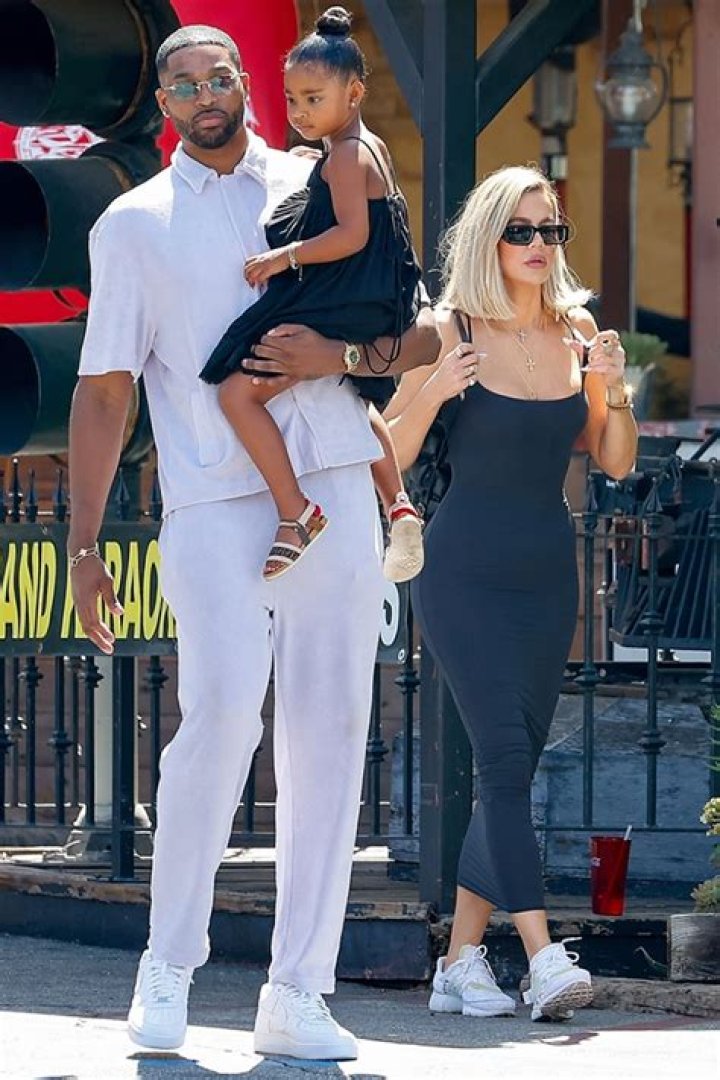 Khloe Kardashian Debuts Baby Tatum’s Face On ‘The Kardashians’: Video – Hollywood Life