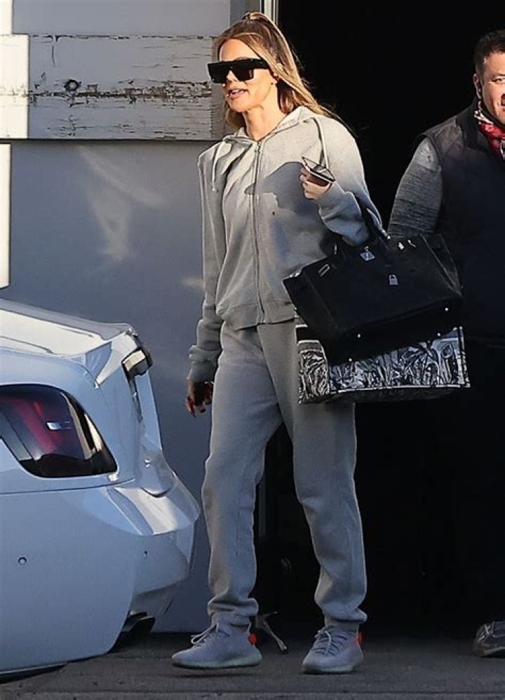 Khloe Kardashian Rocks Gray Sweatpants & Yeezy Sneakers: Photos – Hollywood Life