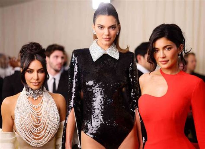 Kim Kardashian & Kendall Jenner Vs. Gigi & Bella Hadid – Hollywood Life