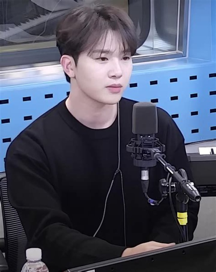 Kim Min-seok: Pop Singer Detailed Bio, Age, Birthday, & Height Insights and more