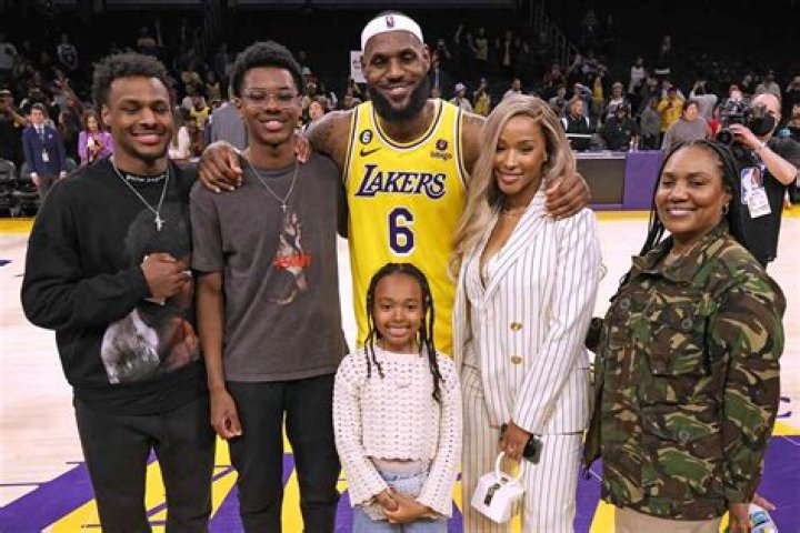 LeBron James’ Daughter Zhuri Takes Pictures At Basketball Game – Hollywood Life