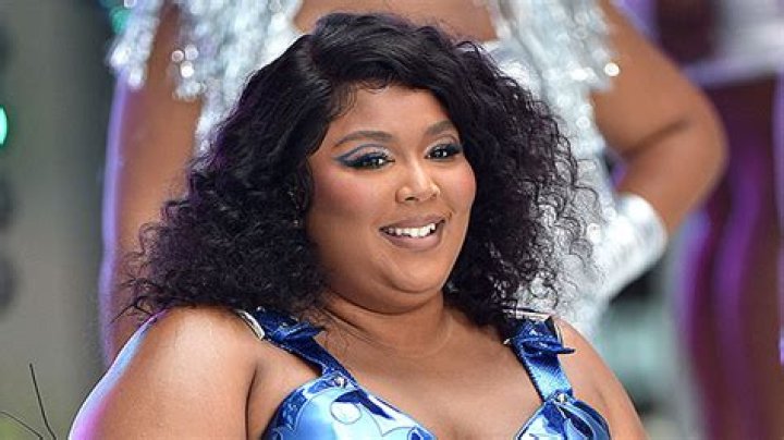 Lizzo Claps Back At ‘Discourse’ On Body & Calls It Art In New Video – Hollywood Life