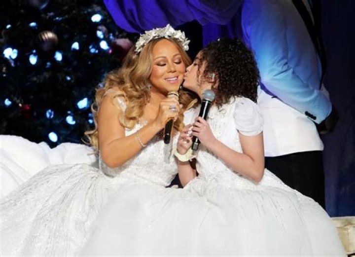 Mariah Carey’s Awkward Moment During Jennifer Lopez’s NYE Performance – Hollywood Life