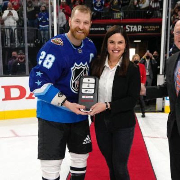 NHL Player Claude Giroux bio, Salary, Net worth, Career Highlights, personal life, girlfriend, Wife, affair, Facts