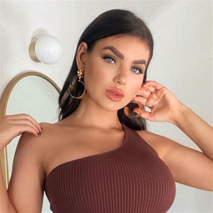 
Nicole Thorne Height, Weight, Net Worth, Age, Birthday, Wikipedia, Who, Nationality, Biography 