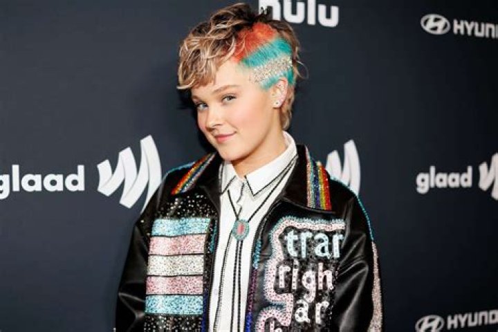 No, Jojo Siwa Isn’t Pregnant In 2022, She Shuts Down Pregnancy Rumors!