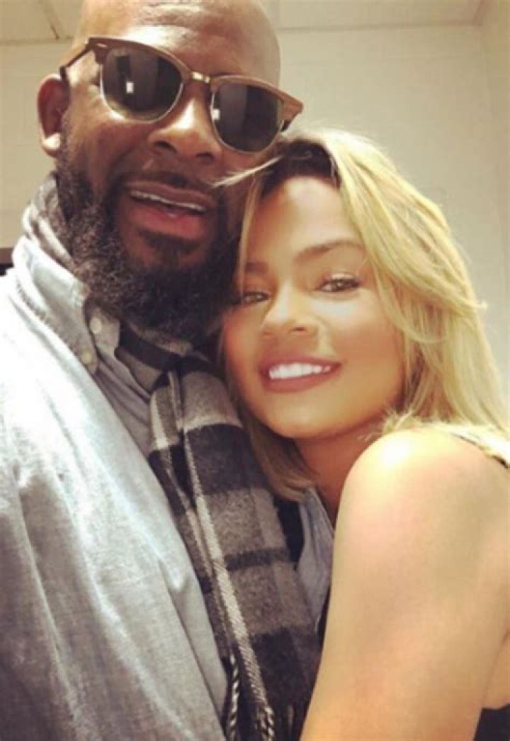 [PIC] R. Kelly’s Girlfriend & Rihanna’s Odd Connection Revealed — See Here – Hollywood Life