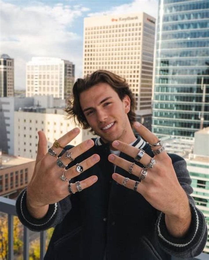 
Pierce Woodward Height, Weight, Net Worth, Age, Birthday, Wikipedia, Who, Nationality, Biography 