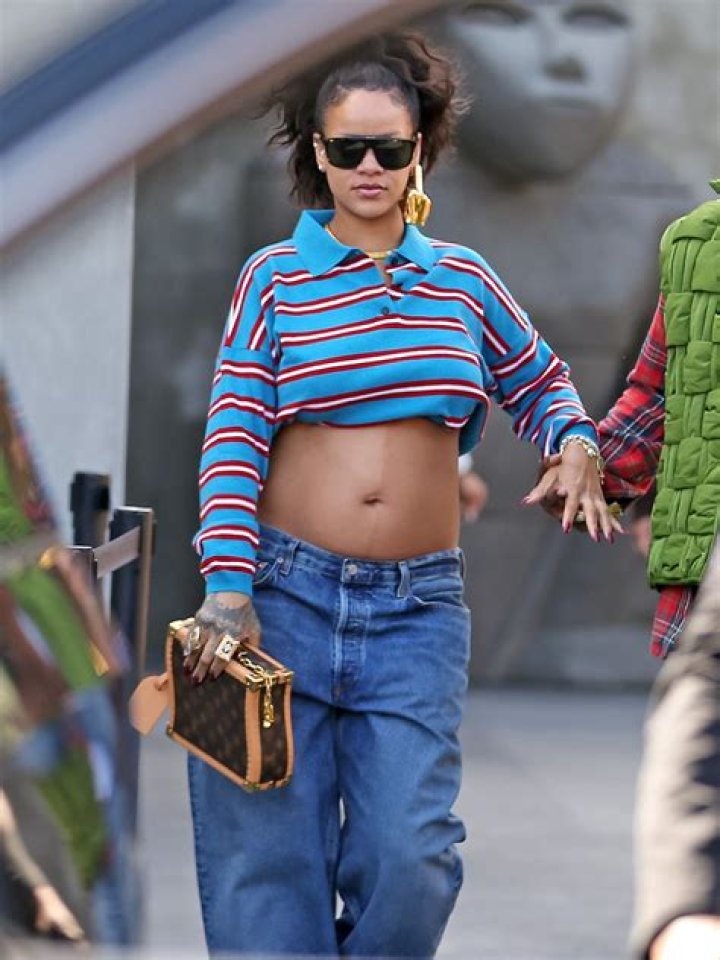 Pregnant Rihanna Wears Black Crop Top & Red Lip: Photos – Hollywood Life