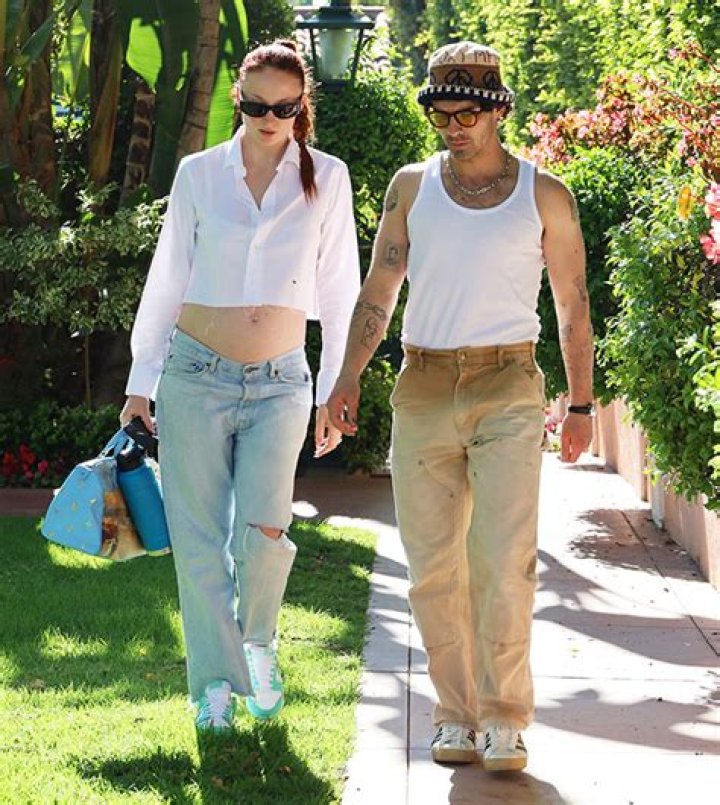 Pregnant Sophie Turner Rocks White Shirt Out With Joe Jonas: Photos – Hollywood Life