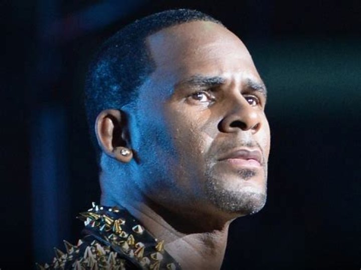 R. Kelly Not Allowed To Be Alone With Band – Hollywood Life