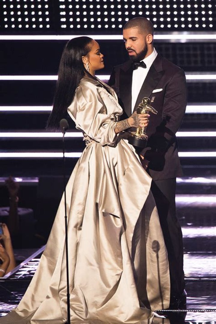 Rihanna & More Women He’s Dated – Hollywood Life