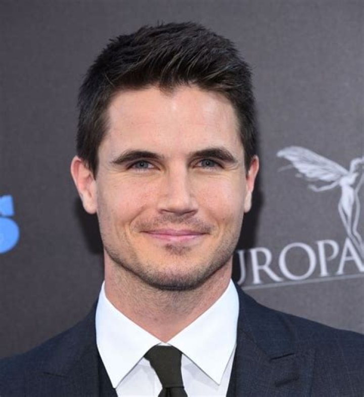 Robbie Amell - Bio, Age, net worth, height, Wiki, Facts and Family
