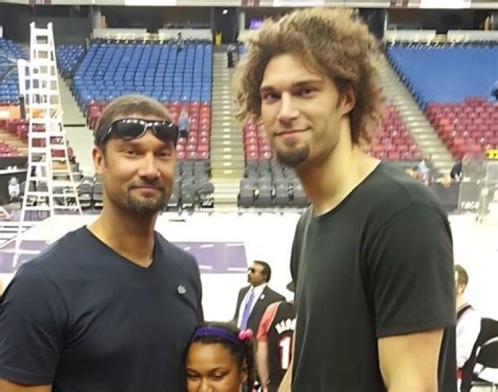 Robin Lopez Height, Weight, Net Worth, Age, Birthday, Wikipedia, Who, Nationality, Biography