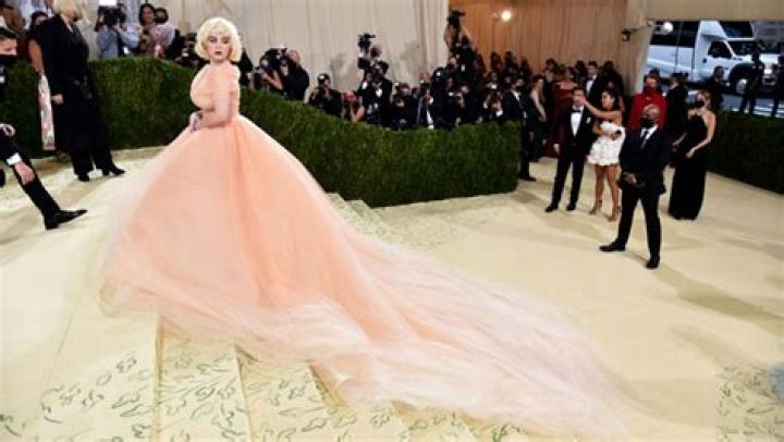 See Marilyn Monroe-Inspired Look – Hollywood Life