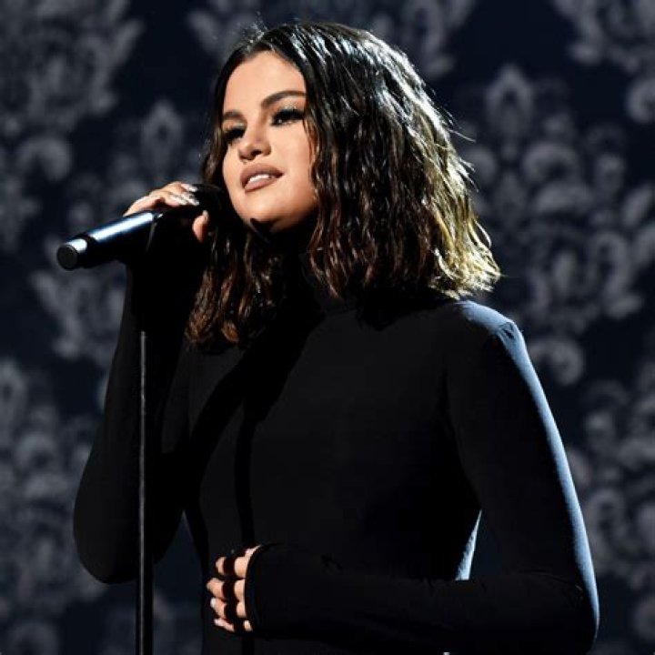 Selena Gomez Drops ‘Souvenir’ & Fans Think Song Is About The Weeknd – Hollywood Life