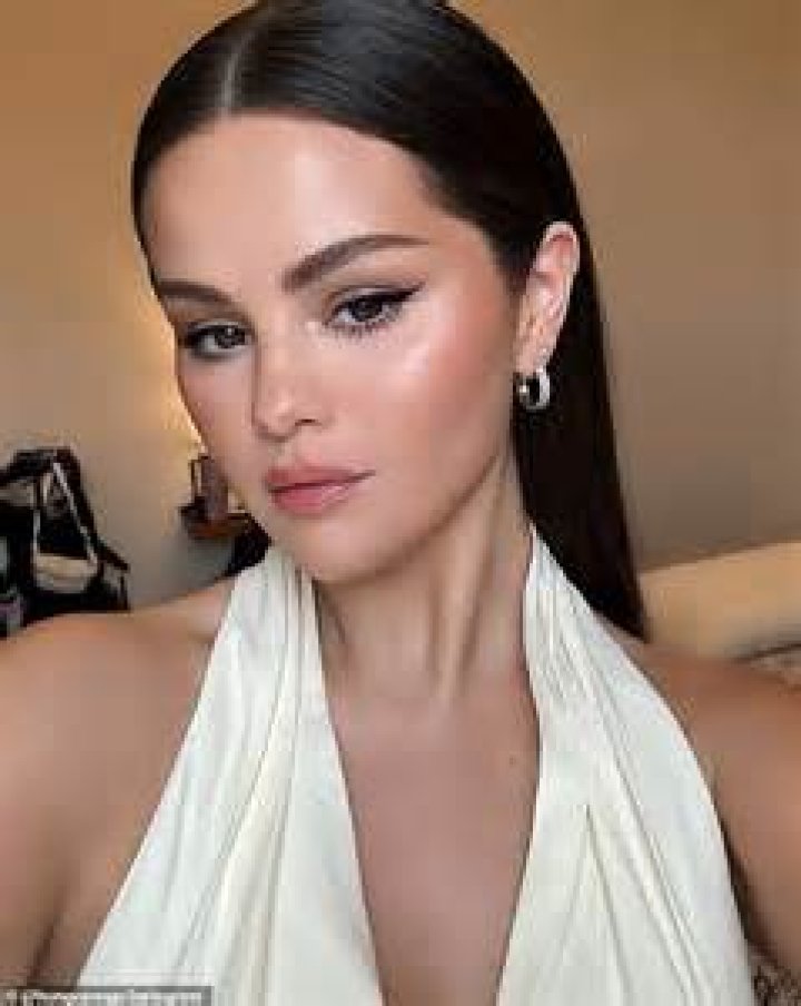Selena Gomez Stuns In Makeup-Free Pic & Shows Off At-Home Recording Studio In Quarantine