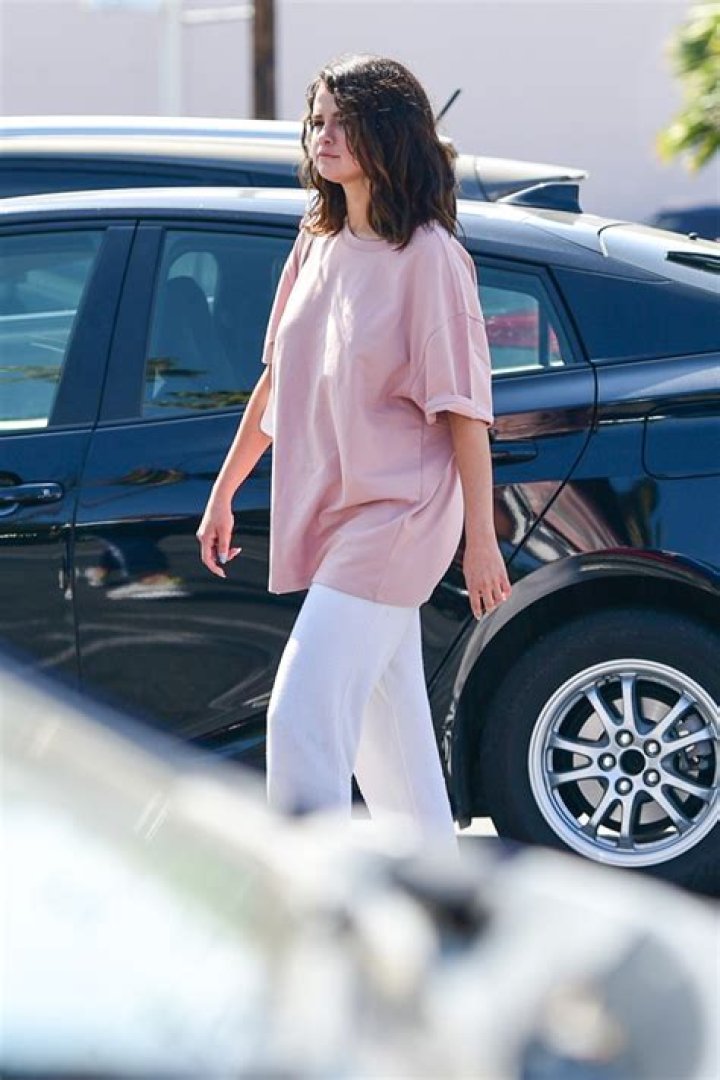 Selena Gomez Wears Pink Shirt & Sweatpants In Los Angeles: Pics – Hollywood Life