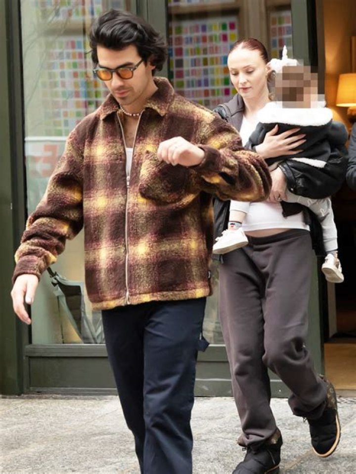 Sophie Turner & Joe Jonas Carry Daughters For Family Outing – Hollywood Life