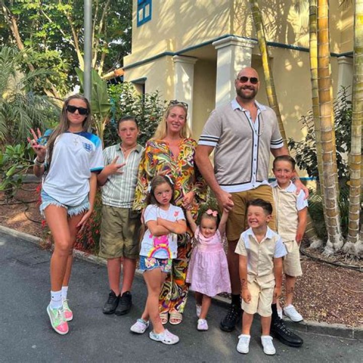 Tyson Fury & Wife Pose With 6 Children On Family Vacation In Florida – Hollywood Life