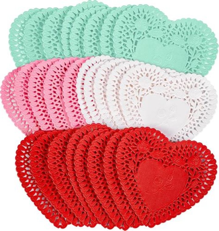 What are round doilies used for?