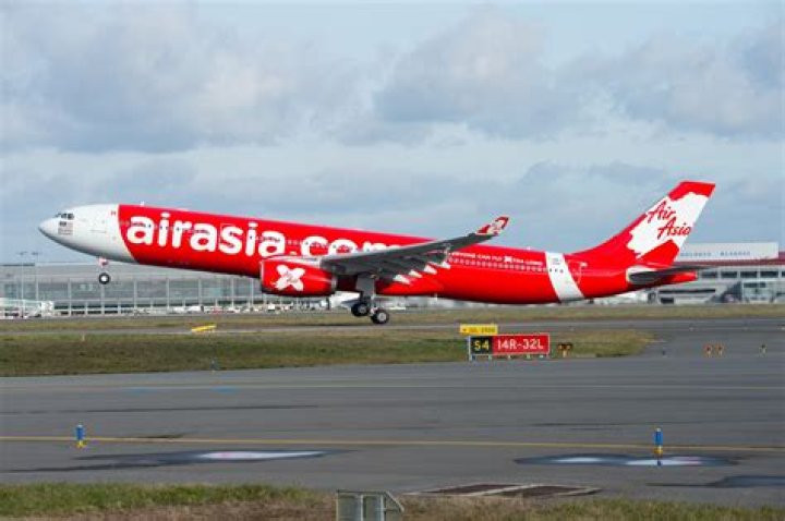 What is difference between AirAsia and AirAsiaX?