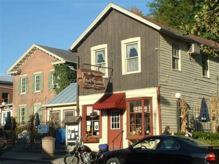 Where is the oldest bar in Illinois?