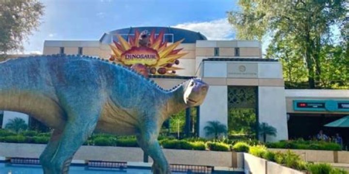 Why did the dinosaur amusement park close?